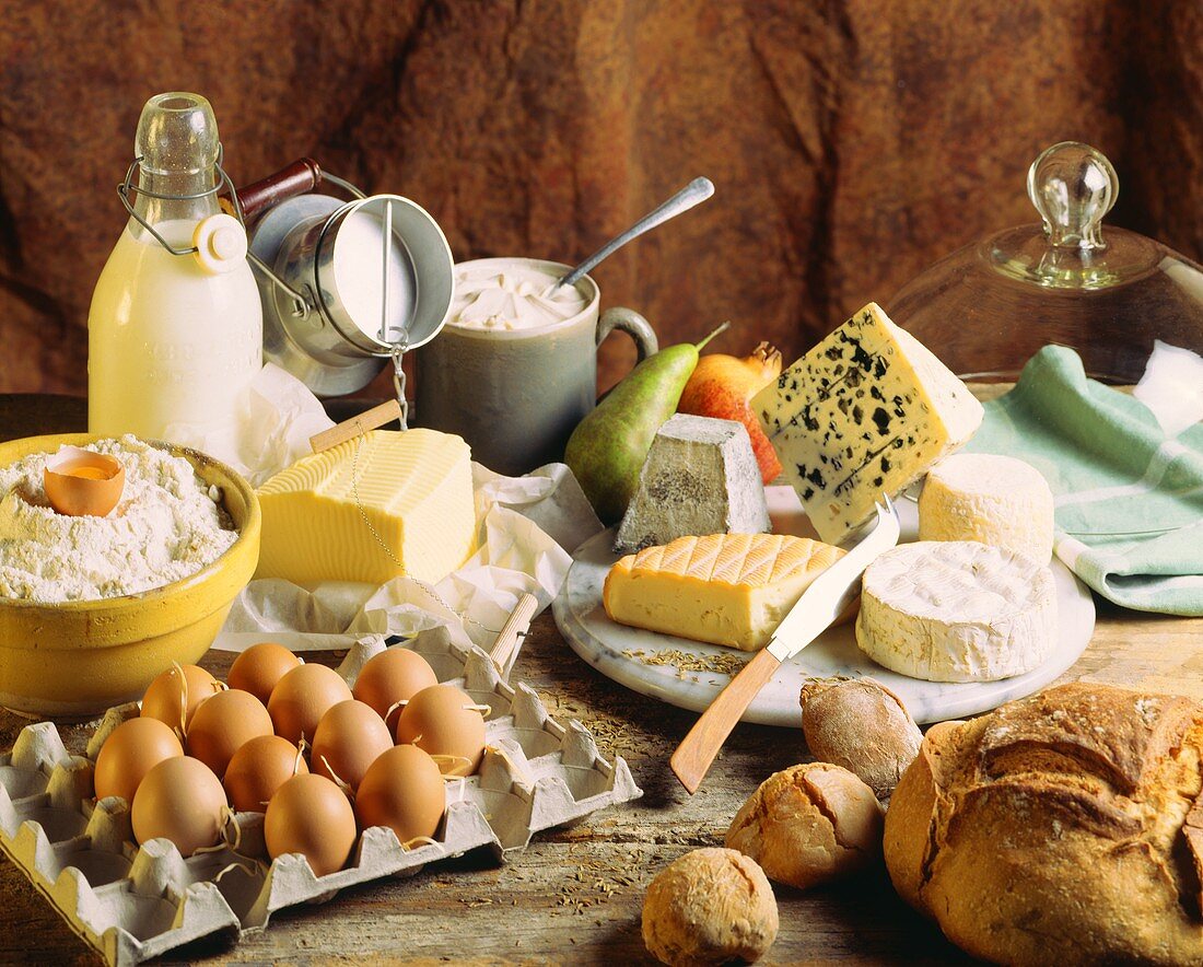 Stillleben mit Milchprodukten, Eiern, Brot, Mehl und Früchten