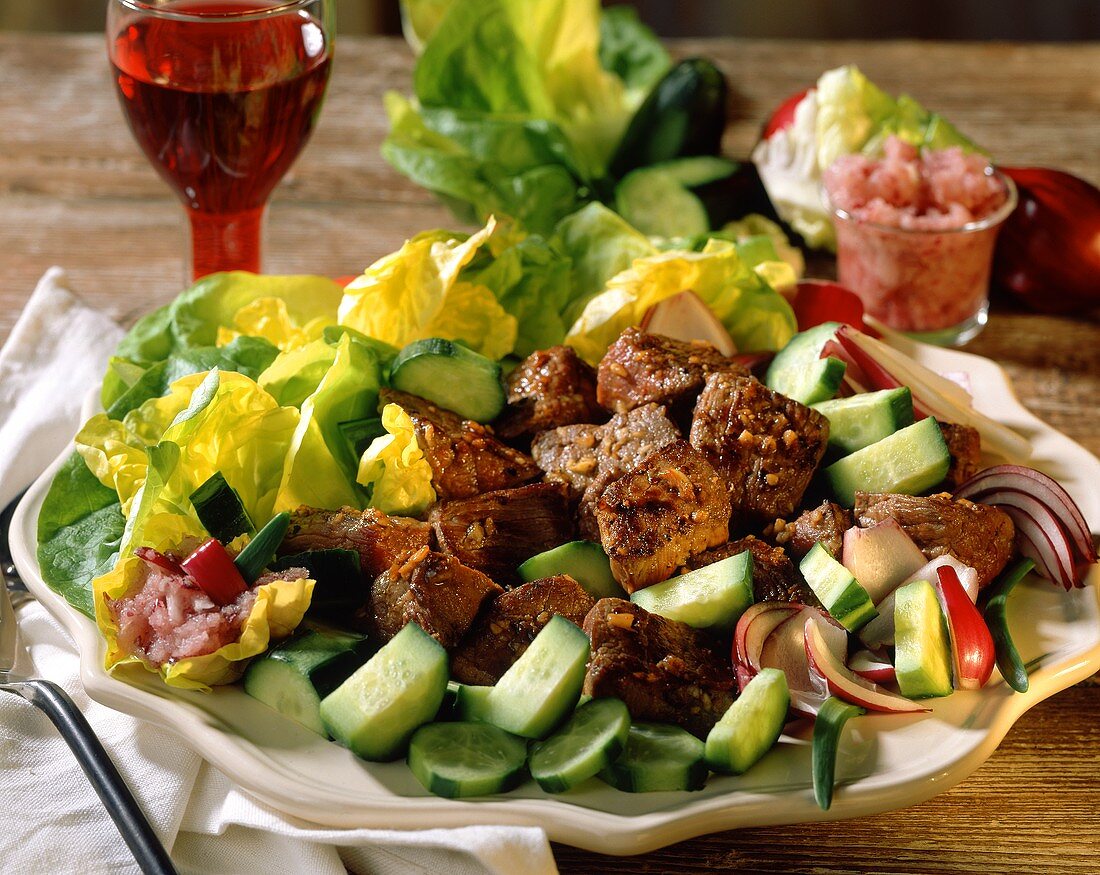 Bunter Salat mit Rindfleisch, Gurken und Blattsalaten