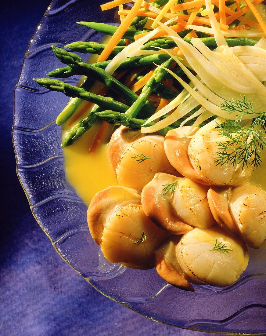 Fried scallops with asparagus and strips of vegetables