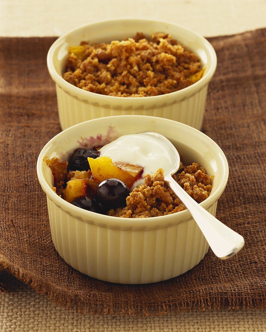 Mango-Blaubeer-Crumble mit Joghurt