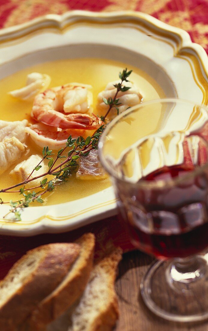 Klare Fischsuppe mit geröstetem Brot