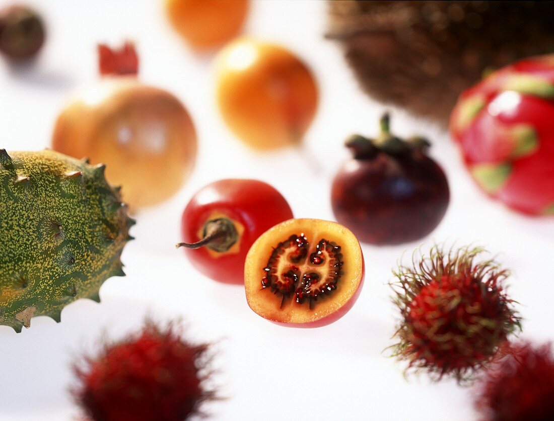 Verschiedene exotische Früchte auf einer Glasplatte