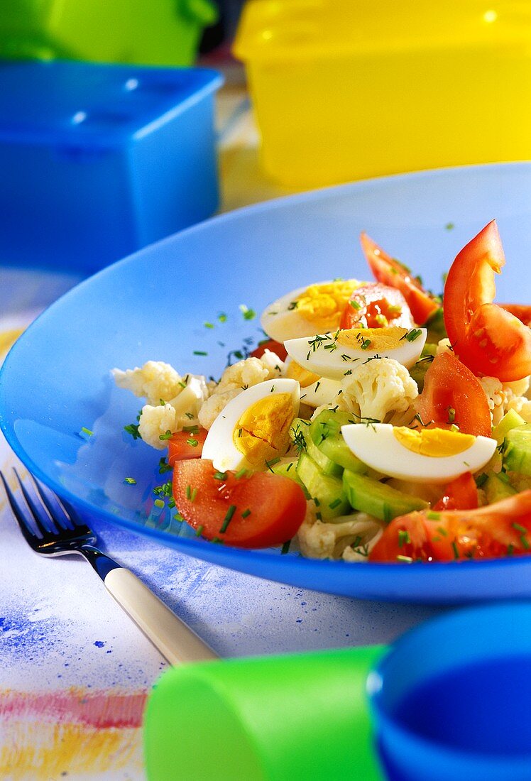 Frühlings-Gemüsesalat (mit Tomaten, Blumenkohl, Gurke und Ei)