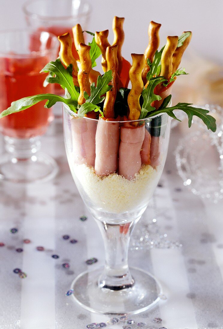 Schinken-Sticks mit Rucola und Parmesan