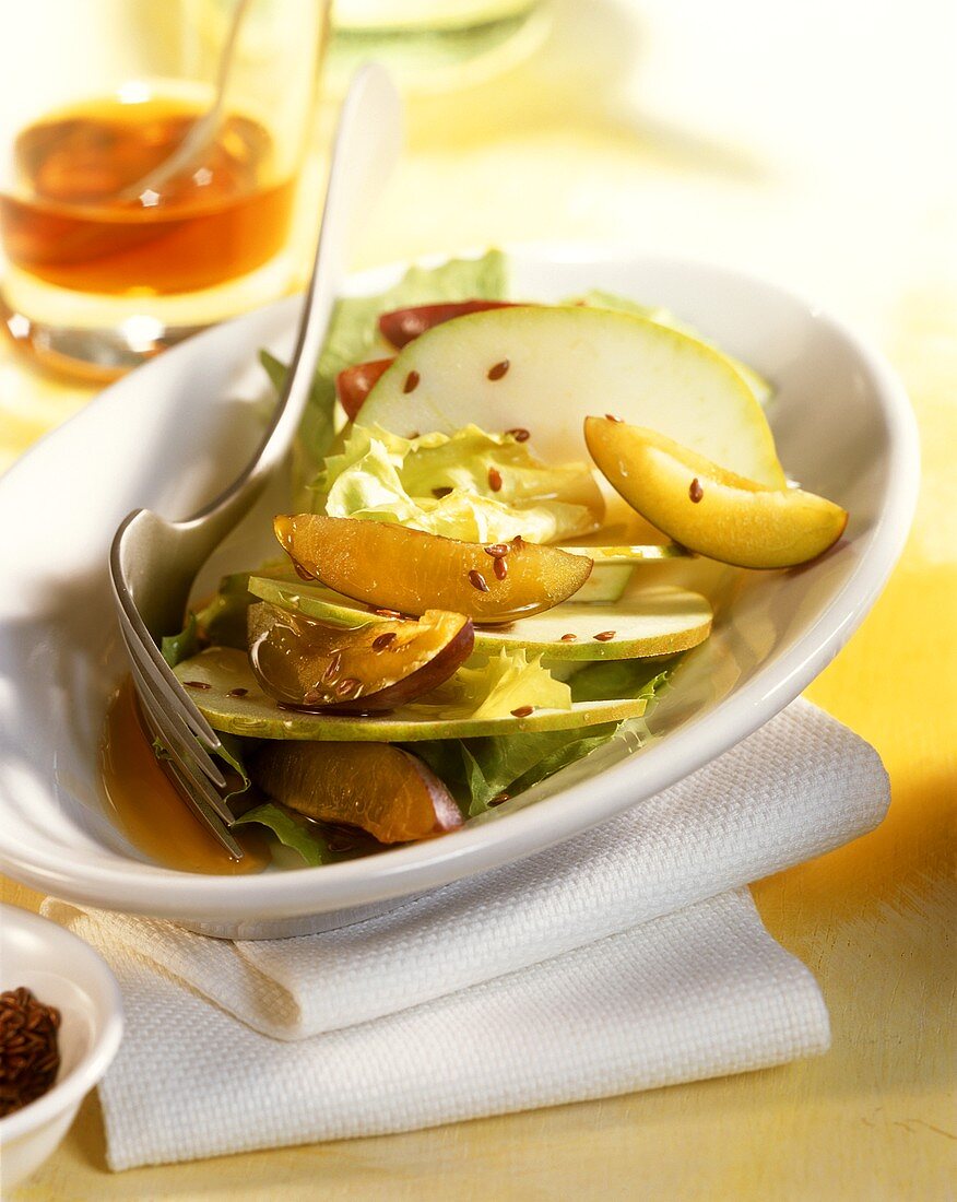 Endiviensalat mit Zwetschgen und Apfelscheiben