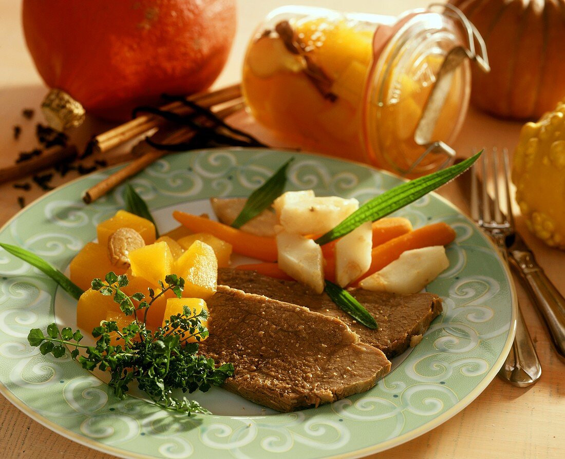 Rindfleisch mit Kürbisragout und Wurzelgemüse (Kürbismenü)