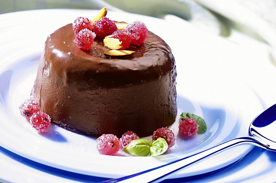 Schokoladenparfait mit gezuckerten Johannisbeeren