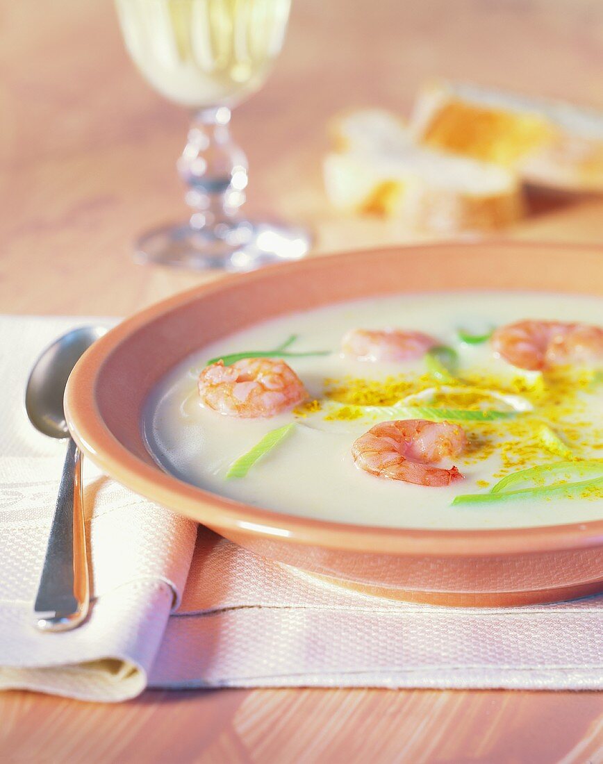 Creamed potato soup with curry and shrimps