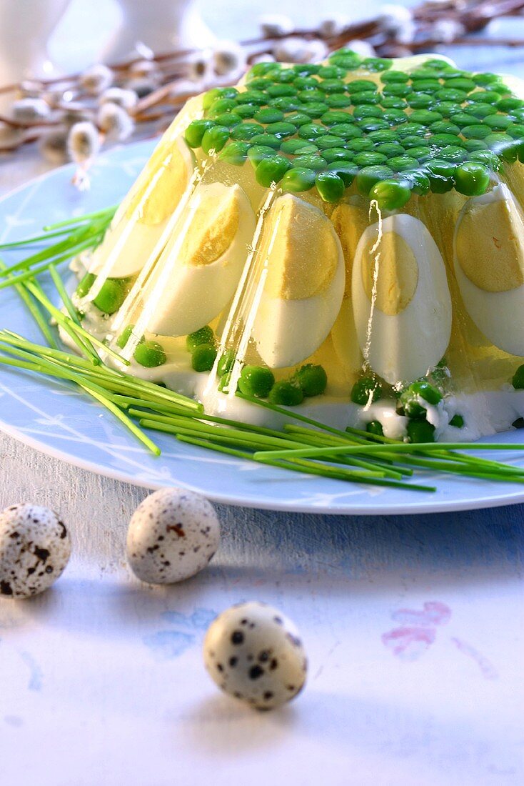 Aspiktorte mit gekochten Eiern und Erbsen