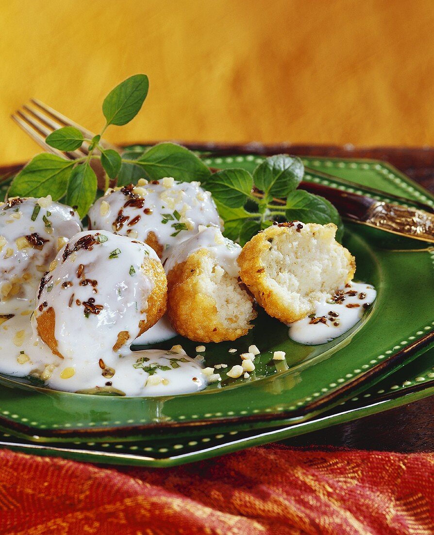 Dahi wada (frittierte Linsenbällchen mit Joghurt, Indien)