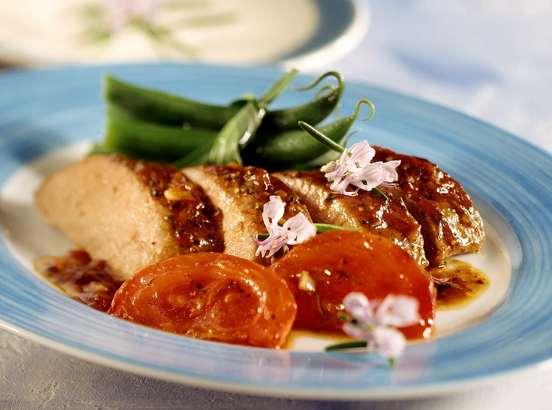 Gebackene Lammfilets mit Tomaten und grünen Bohnen