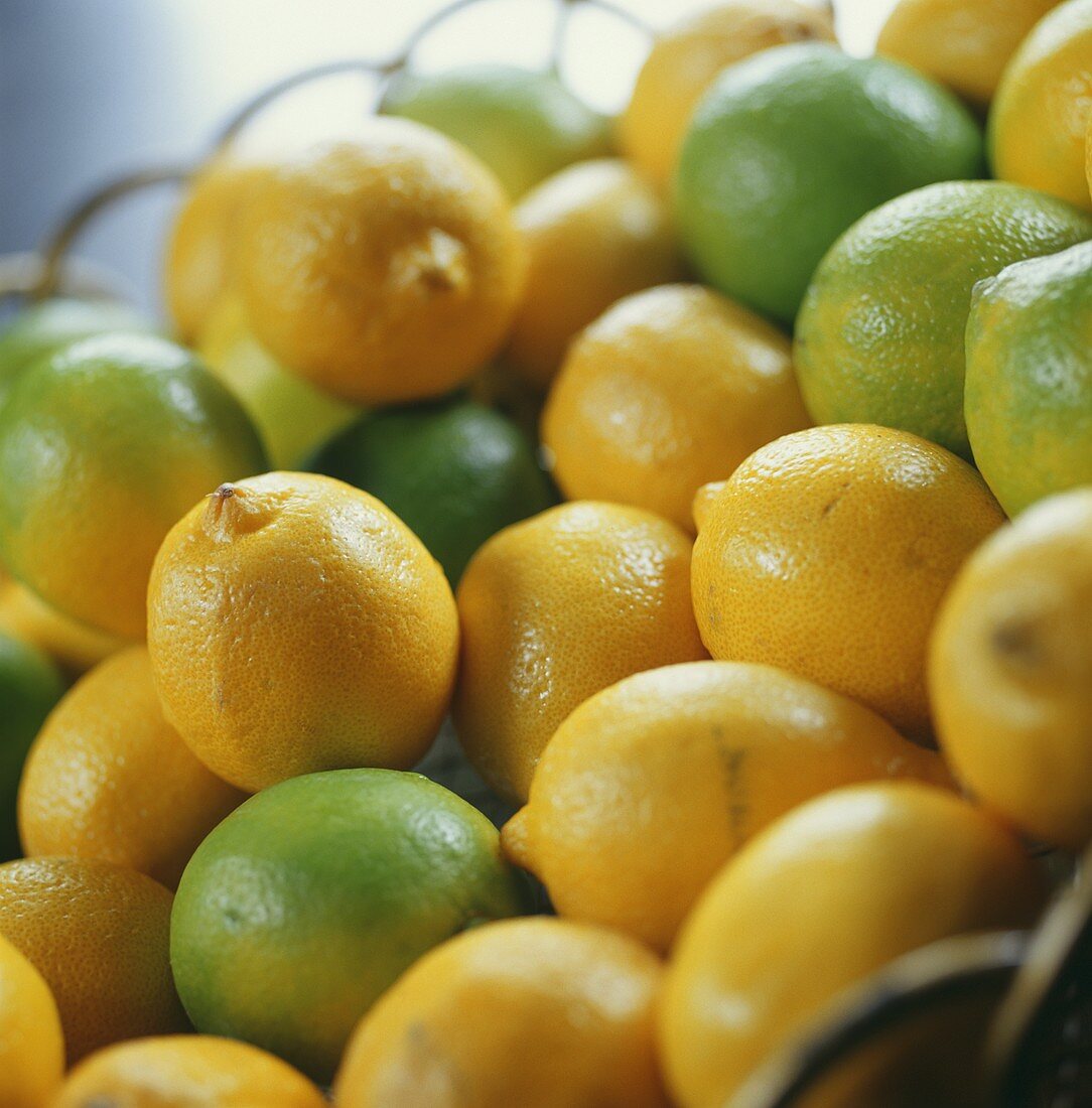 Reife und grüne Zitronen im Korb (Detailaufnahme)