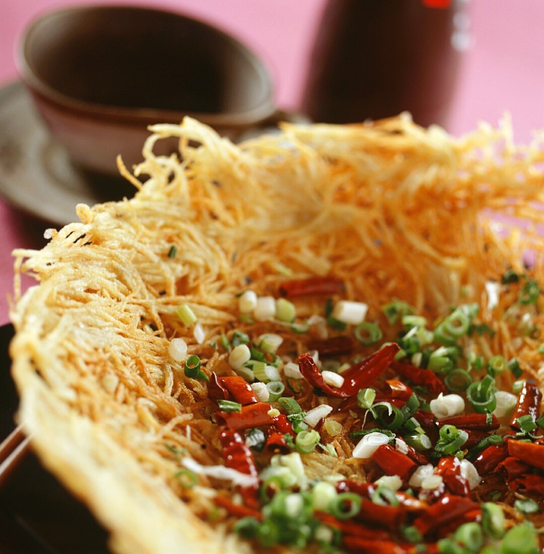 Potato nest with onions and chili peppers (China)