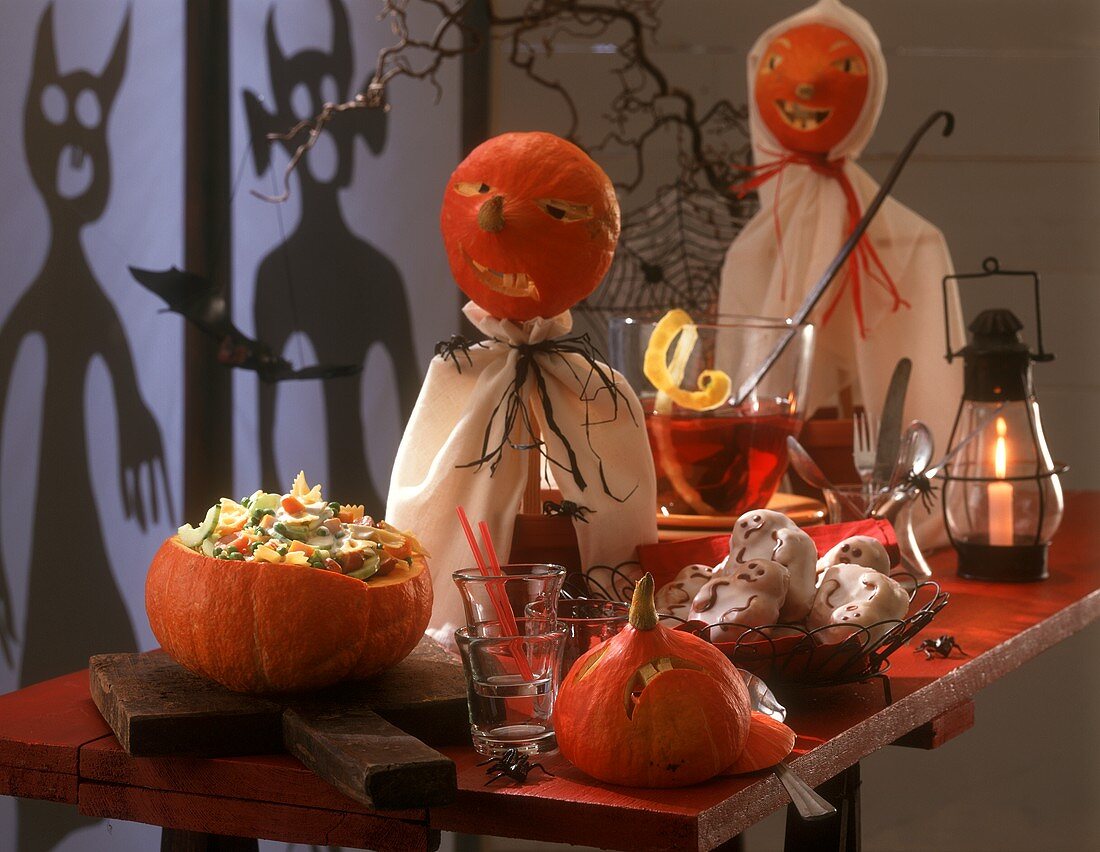 Halloweenbuffet mit Nudelsalat, Muffins und Bowle