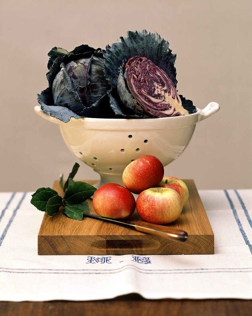 Fresh red cabbage, apples, bay leaves
