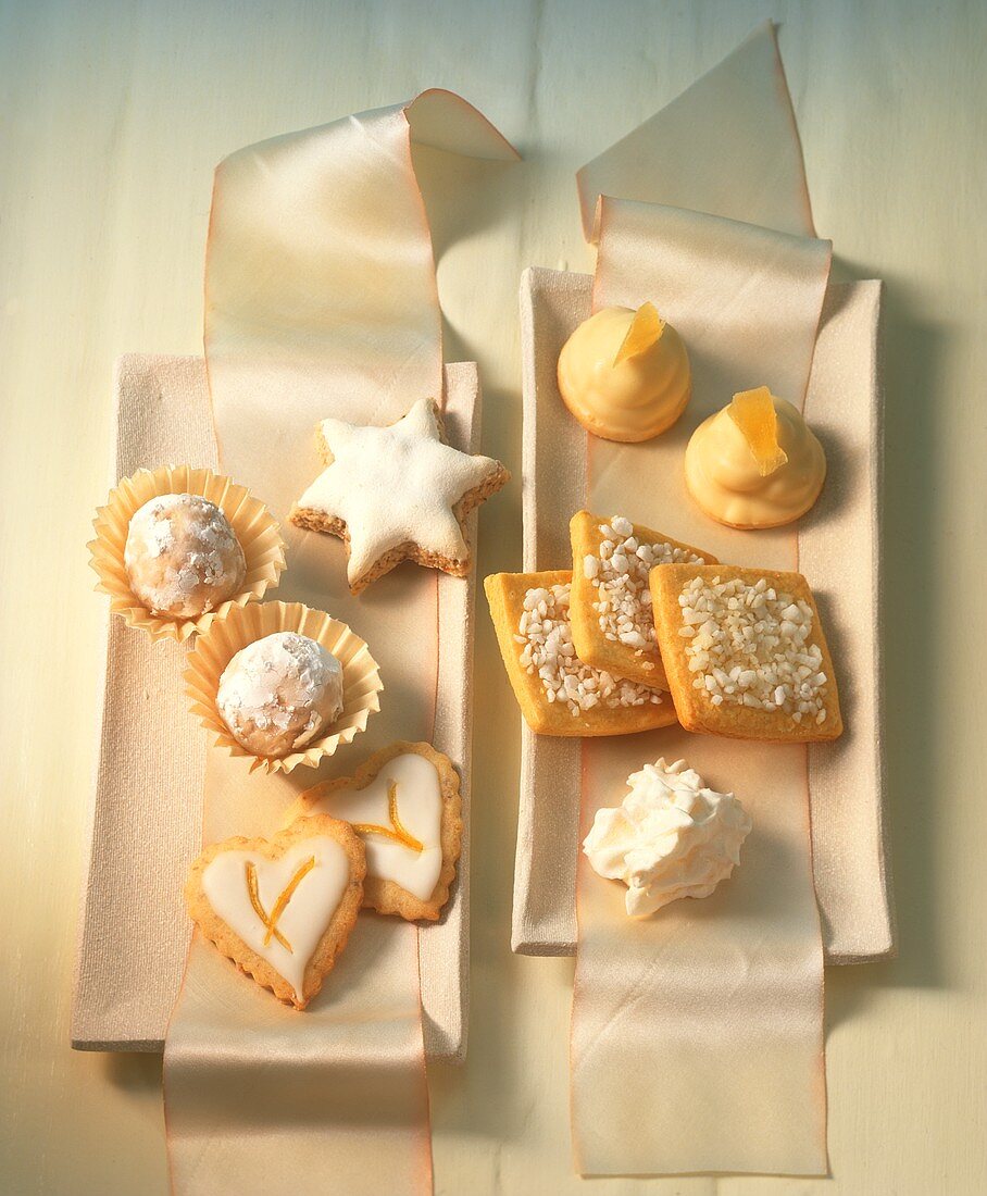 Assorted light-coloured Christmas biscuits