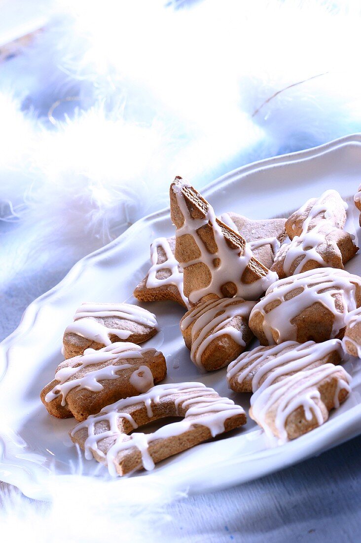 Honigplätzchen mit Zuckerguss zu Weihnachten