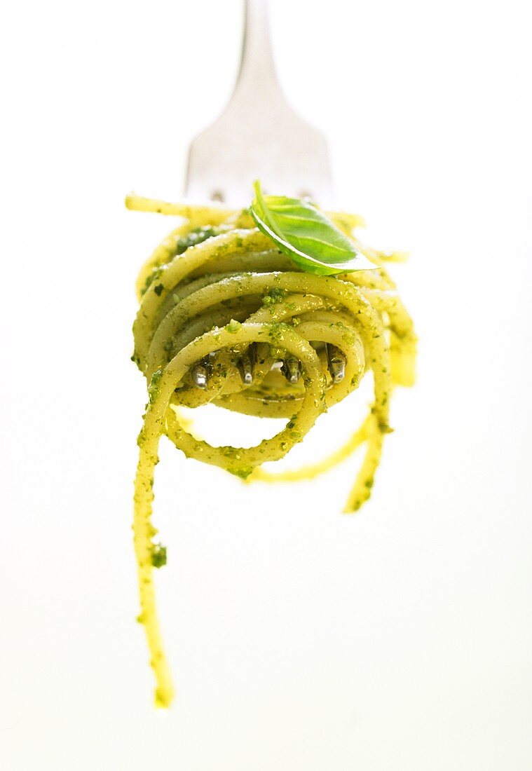 Eine Gabel Spaghetti mit Pesto