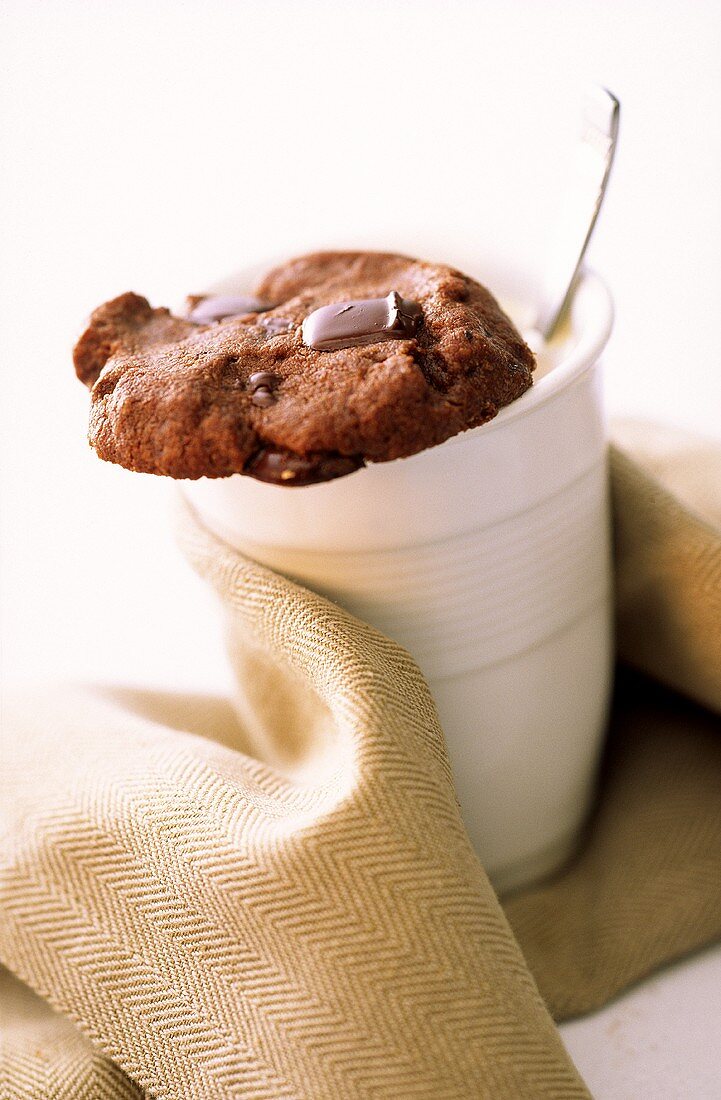Chocolate-Chip-Cookie auf einer Kaffeetasse