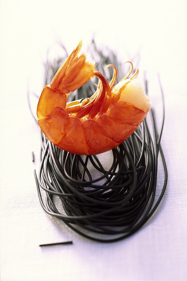 Shrimps with black pasta
