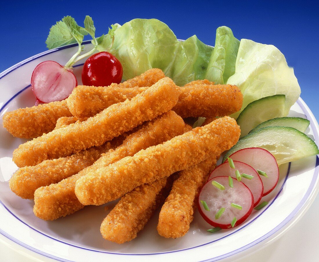 Panierte Geflügelstäbchen (Chickensticks) mit Salat