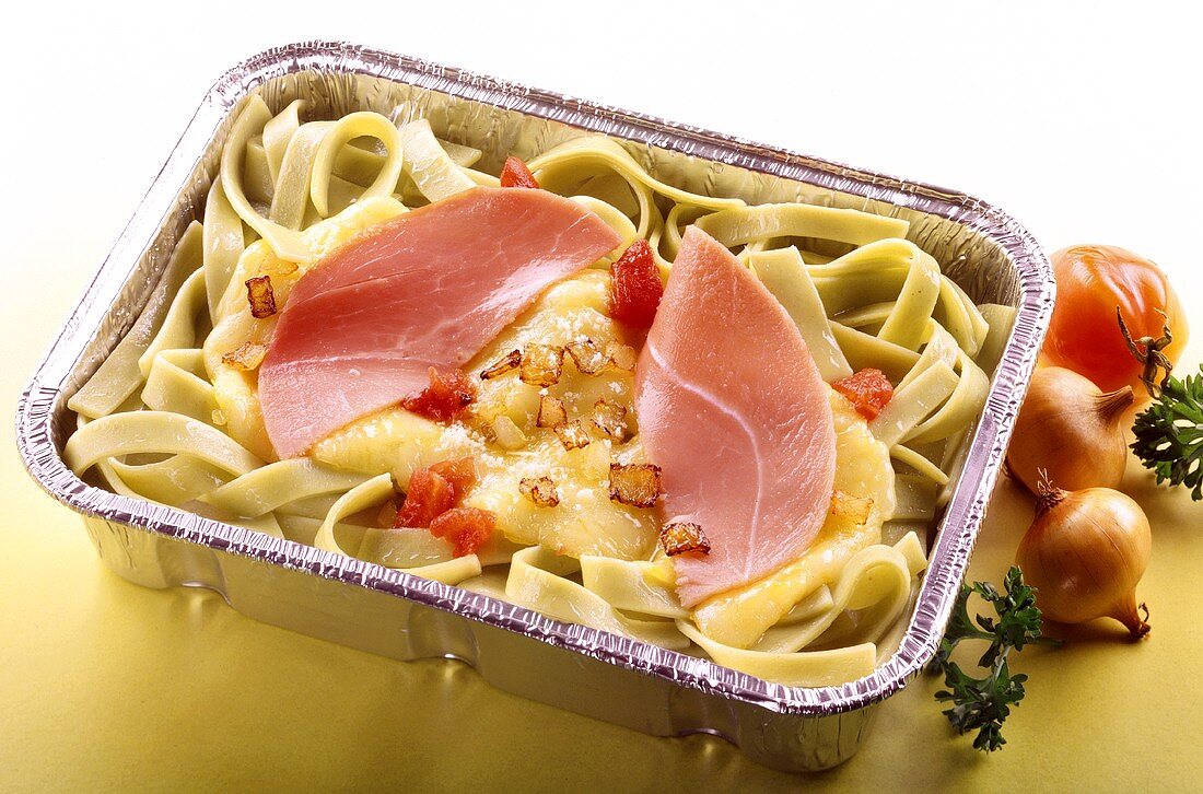 Ready-meal: ribbon pasta with ham, tomato and cheese