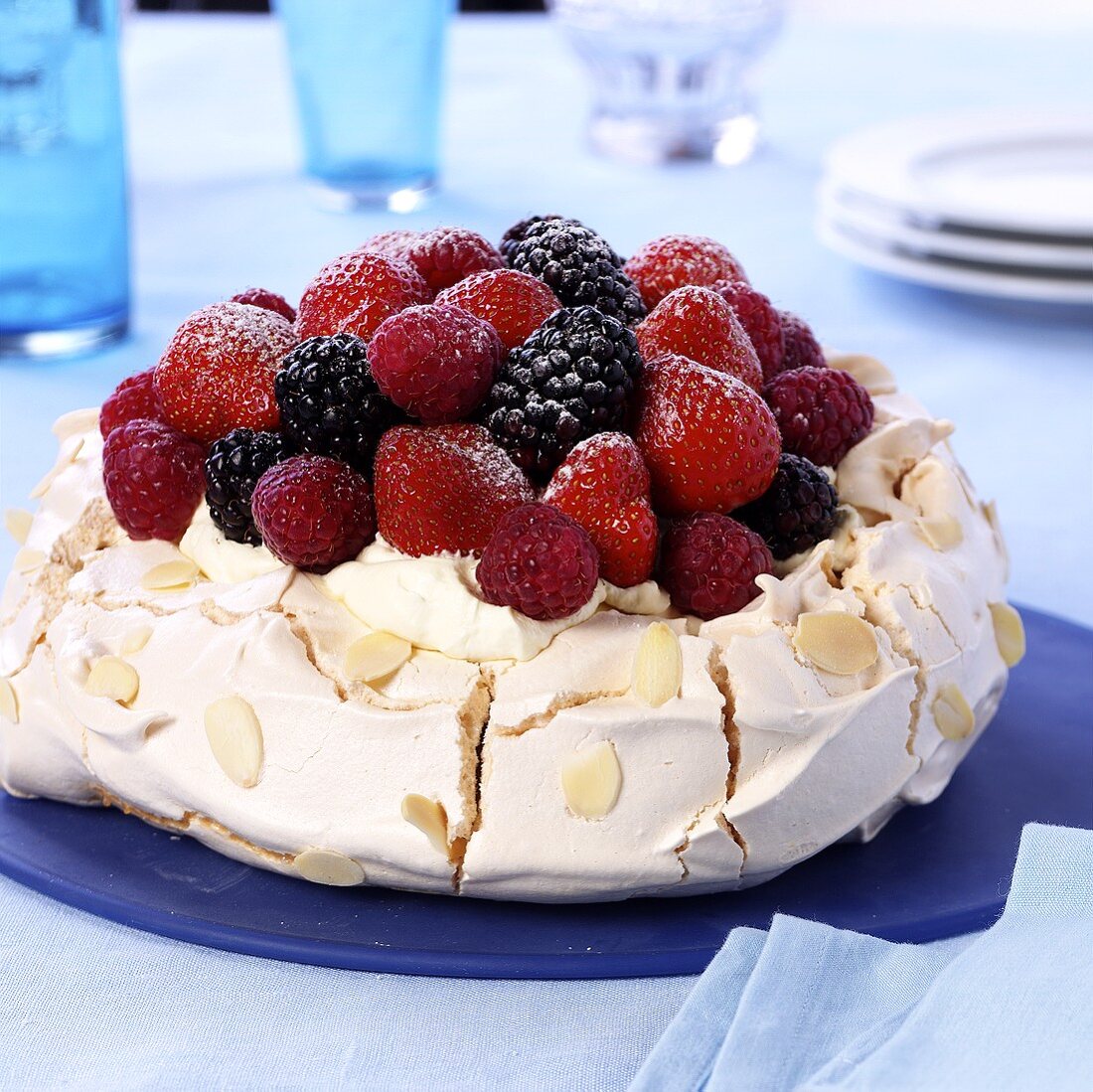 Baisertorte 'Pavlova' mit Sahne und frischen Beeren