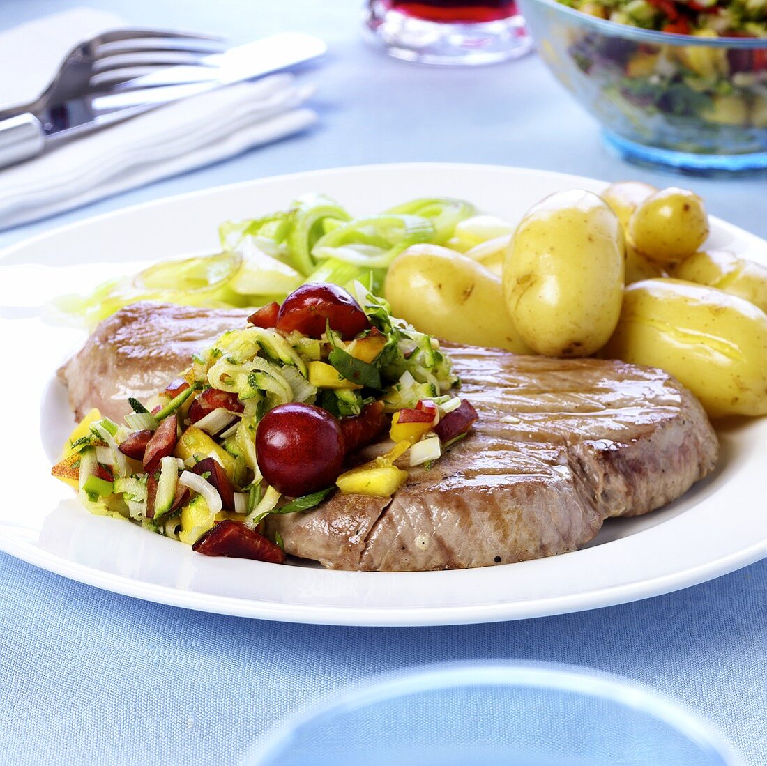 Tuna steak with vegetables and cherries