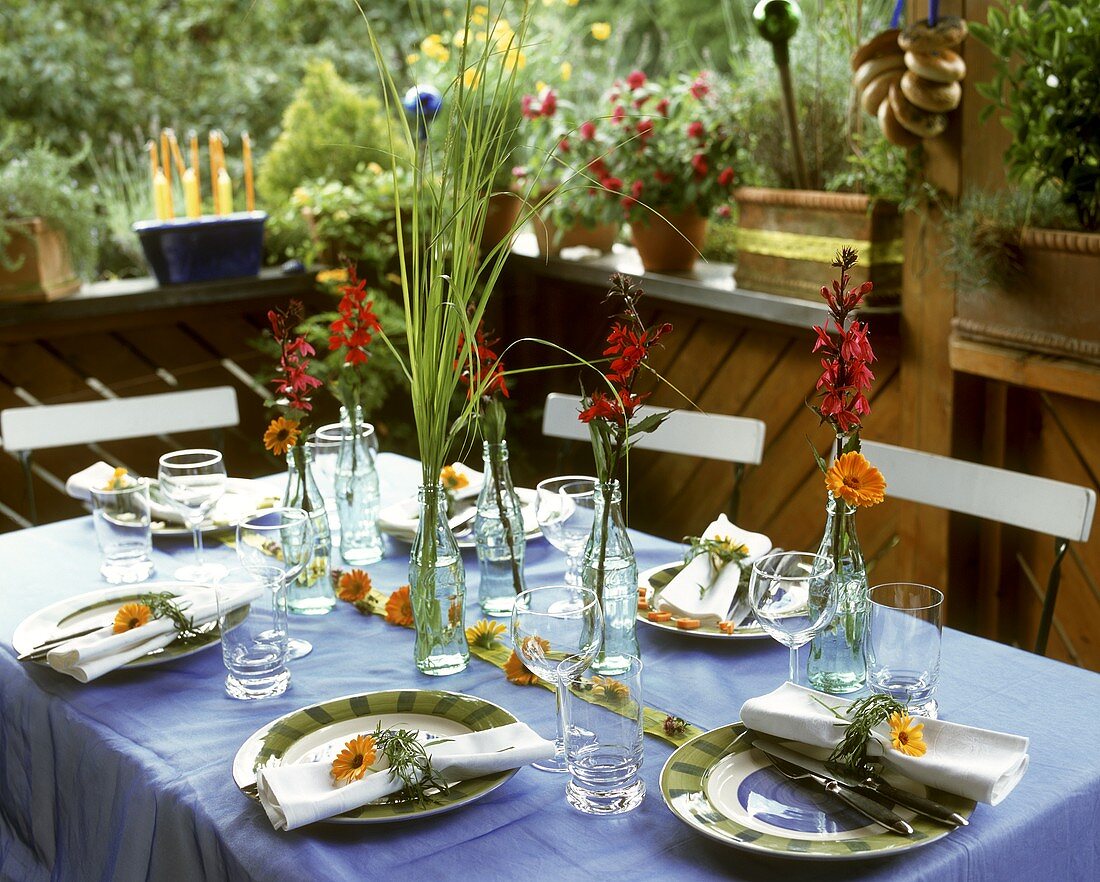 Gedeckter Tisch fürs Sommerfest oder Gartenparty