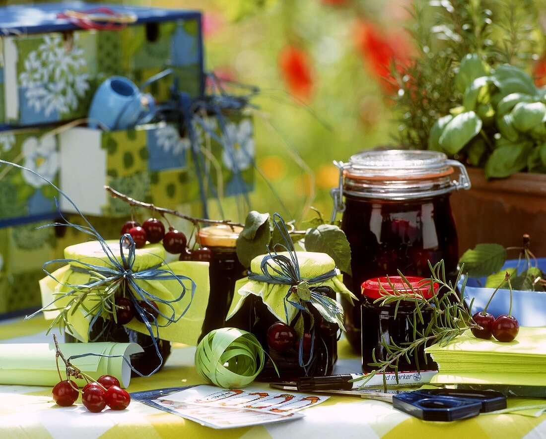 Kirschmarmelade in verschiedenen Gläsern dekorativ verpackt