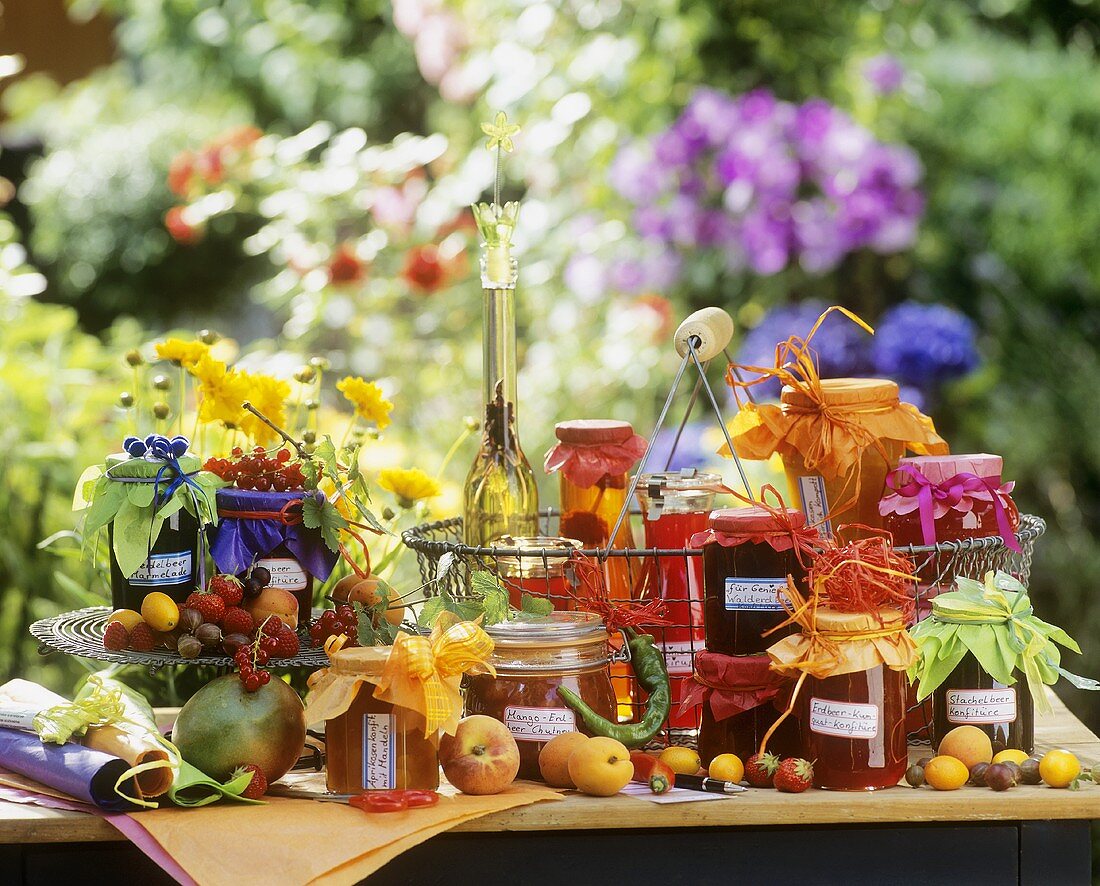 Marmeladenstilleben auf einem Gartentisch