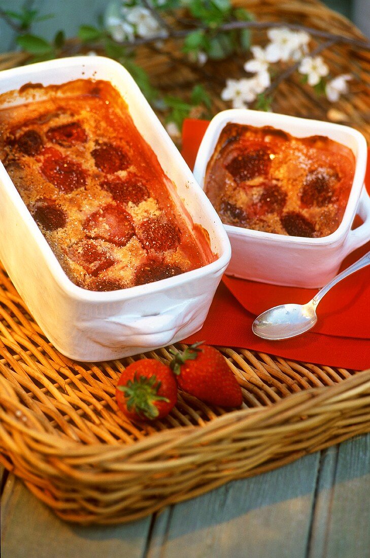 Clafoutis mit Erdbeeren (süsser Erdbeerauflauf)