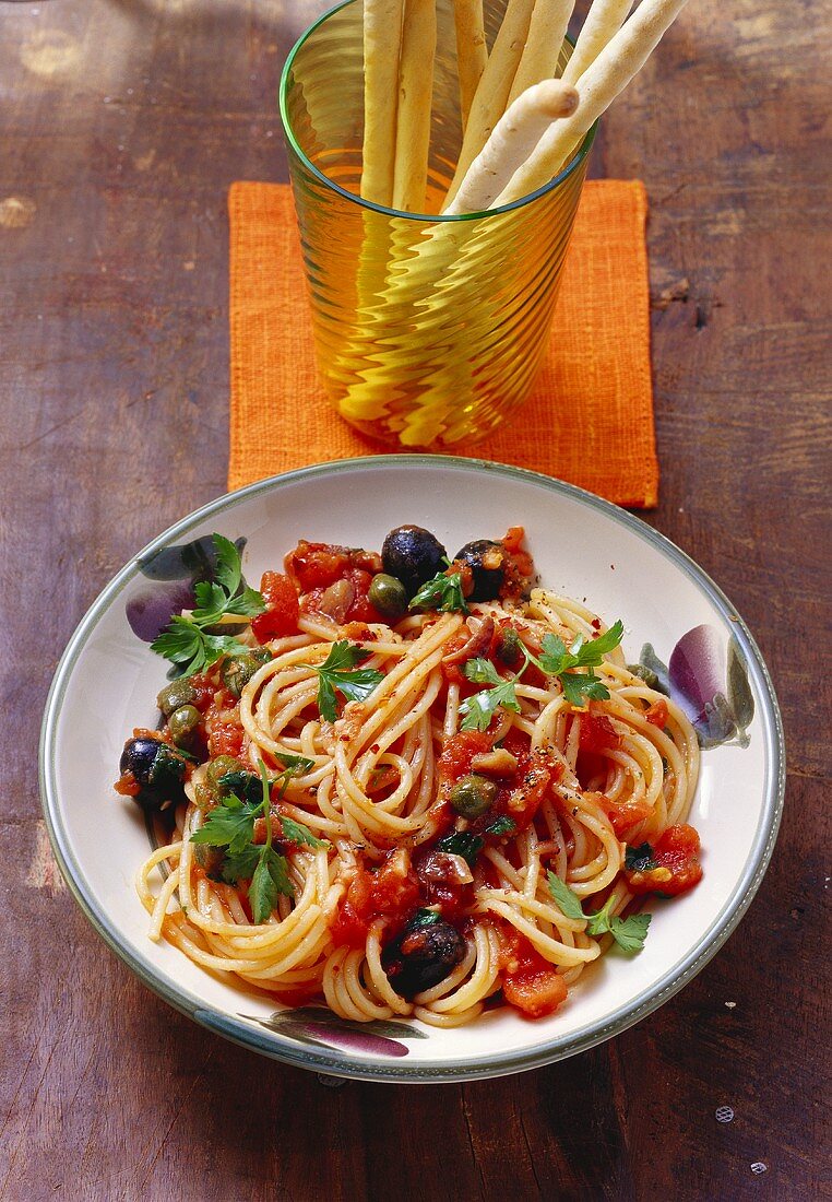 Spaghetti alla puttanesca (Spaghetti mit Tomaten & Kapern)