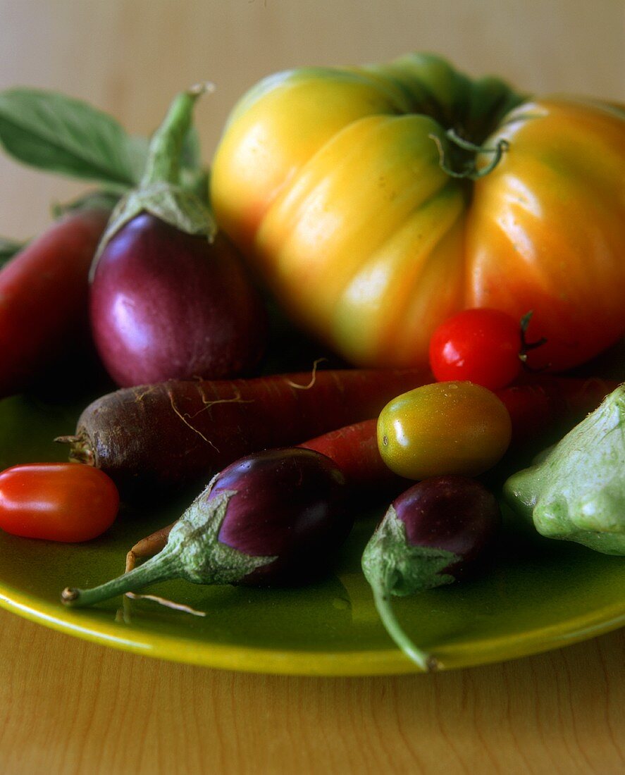 Vegetables (aubergines, tomatoes, red radish) on a plate