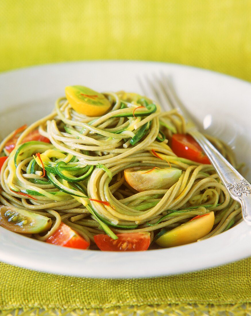 Gemüsenudeln mit Zucchini und Tomaten