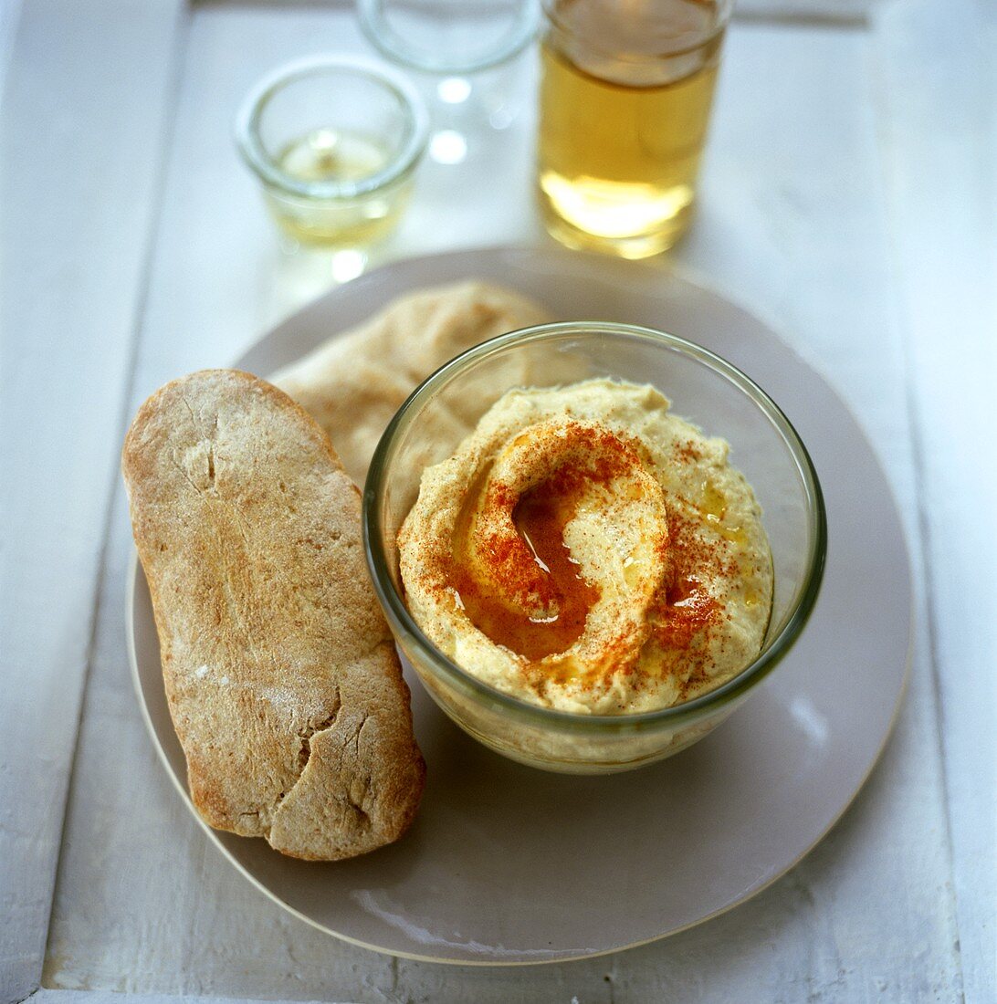 Hummus (Kichererbsen-Sesam-Dip) und Brot