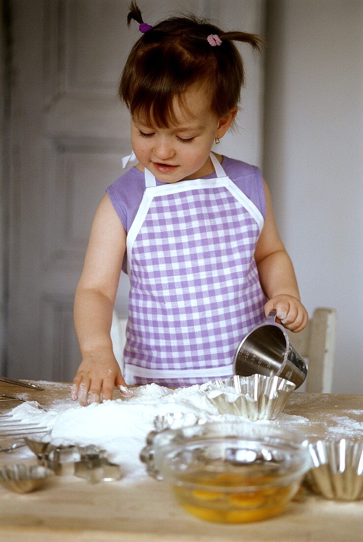 Kleines Mädchen beim Backen