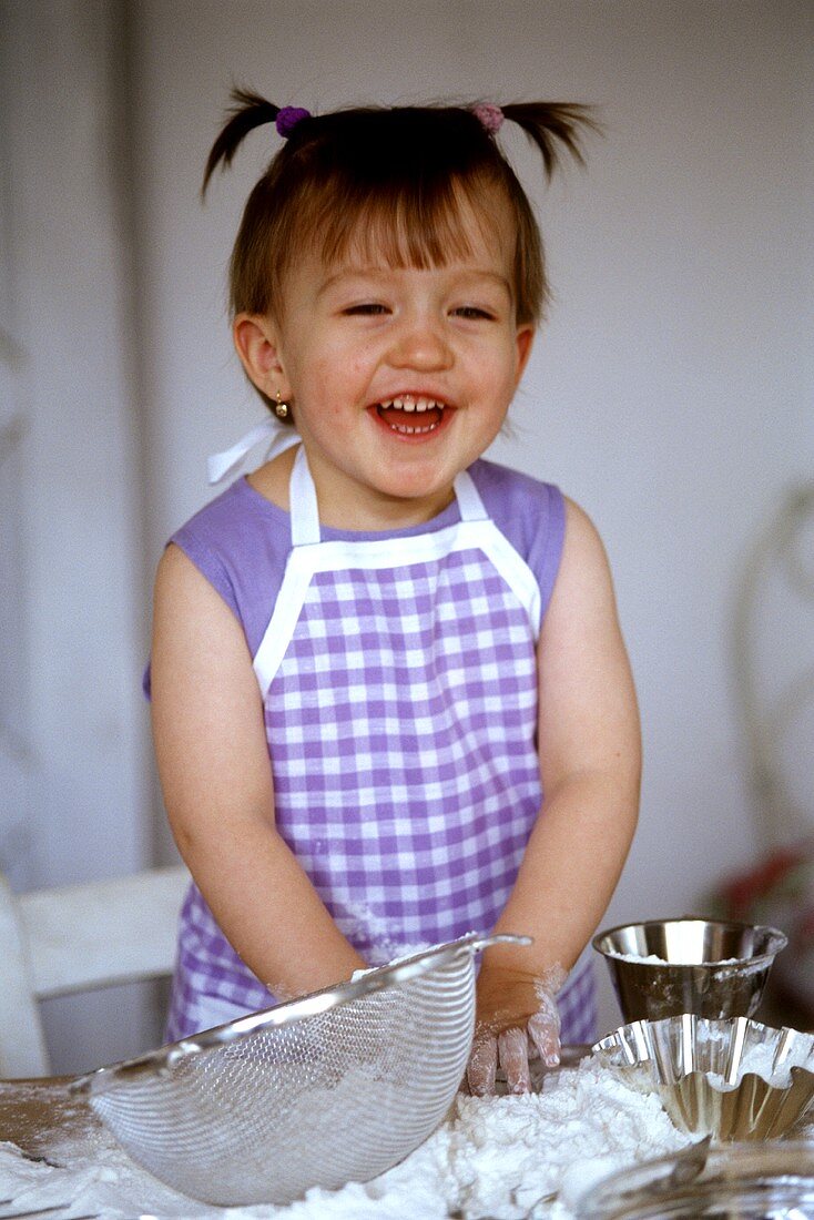 Kleines Mädchen beim Backen