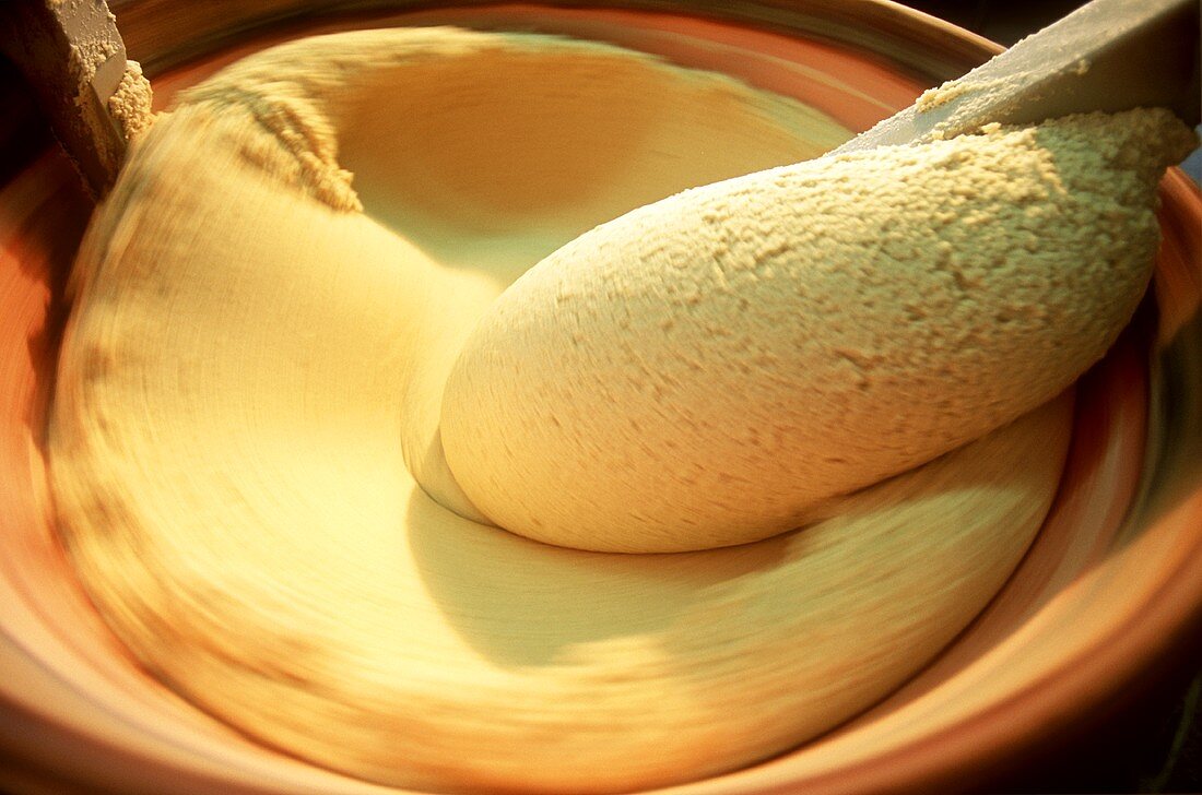 Maschine verrührt gemahlenen Mandeln und Zucker zu Marzipan