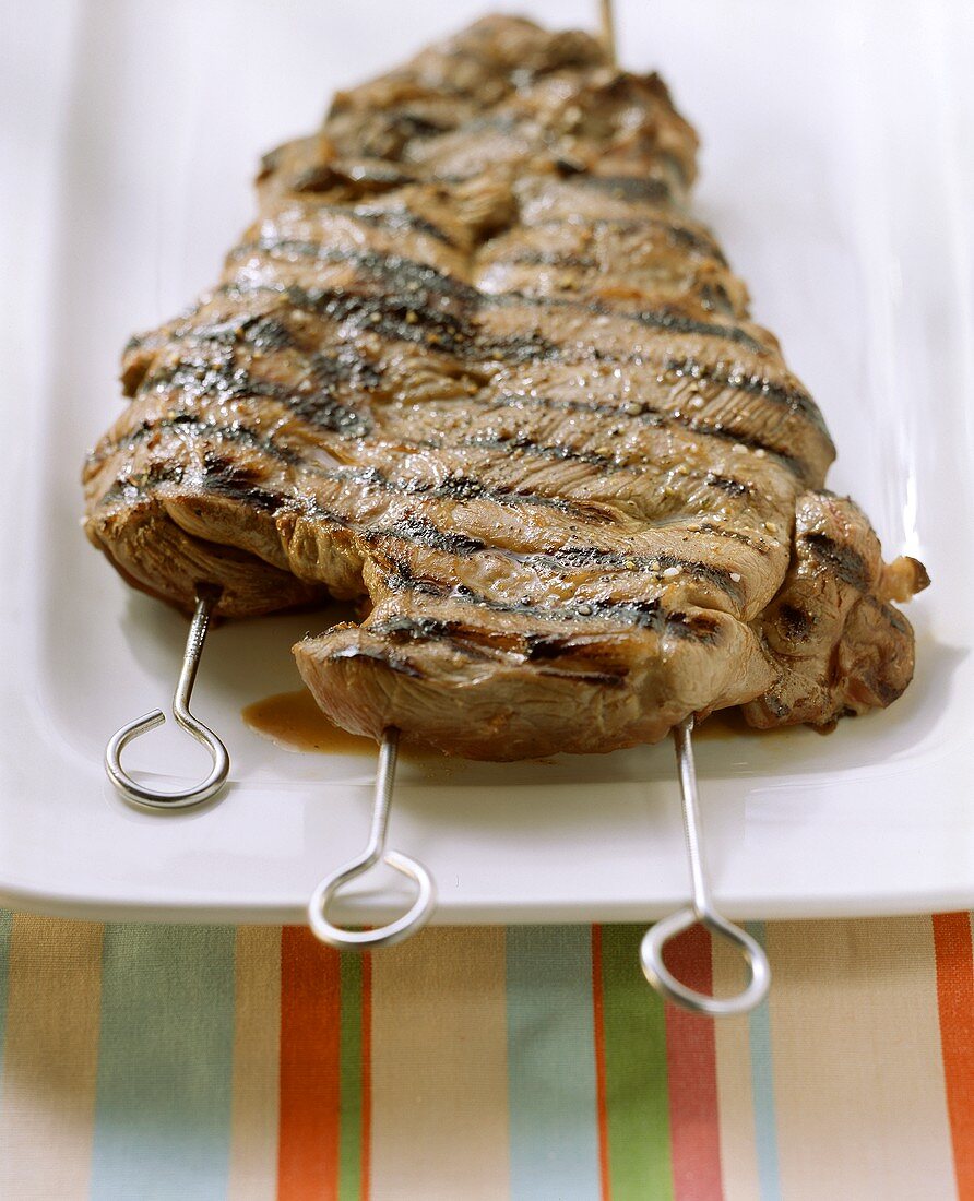 Ausgelöste Lammkeule vom Grill auf Spiessen