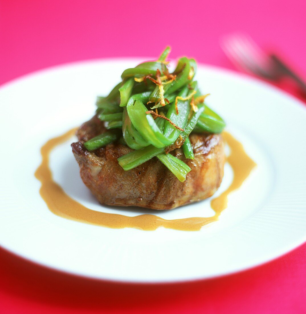 Rinderfilet im Speckmantel mit Frühlingszwiebeln