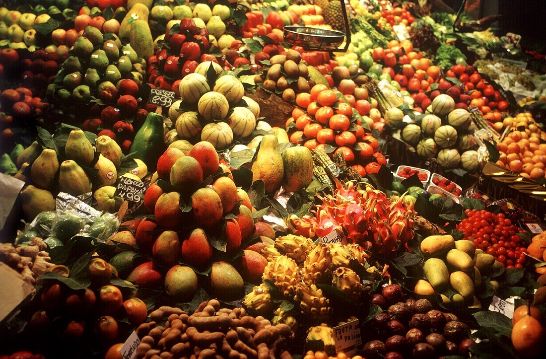 Exotische Früchte an einem Marktstand