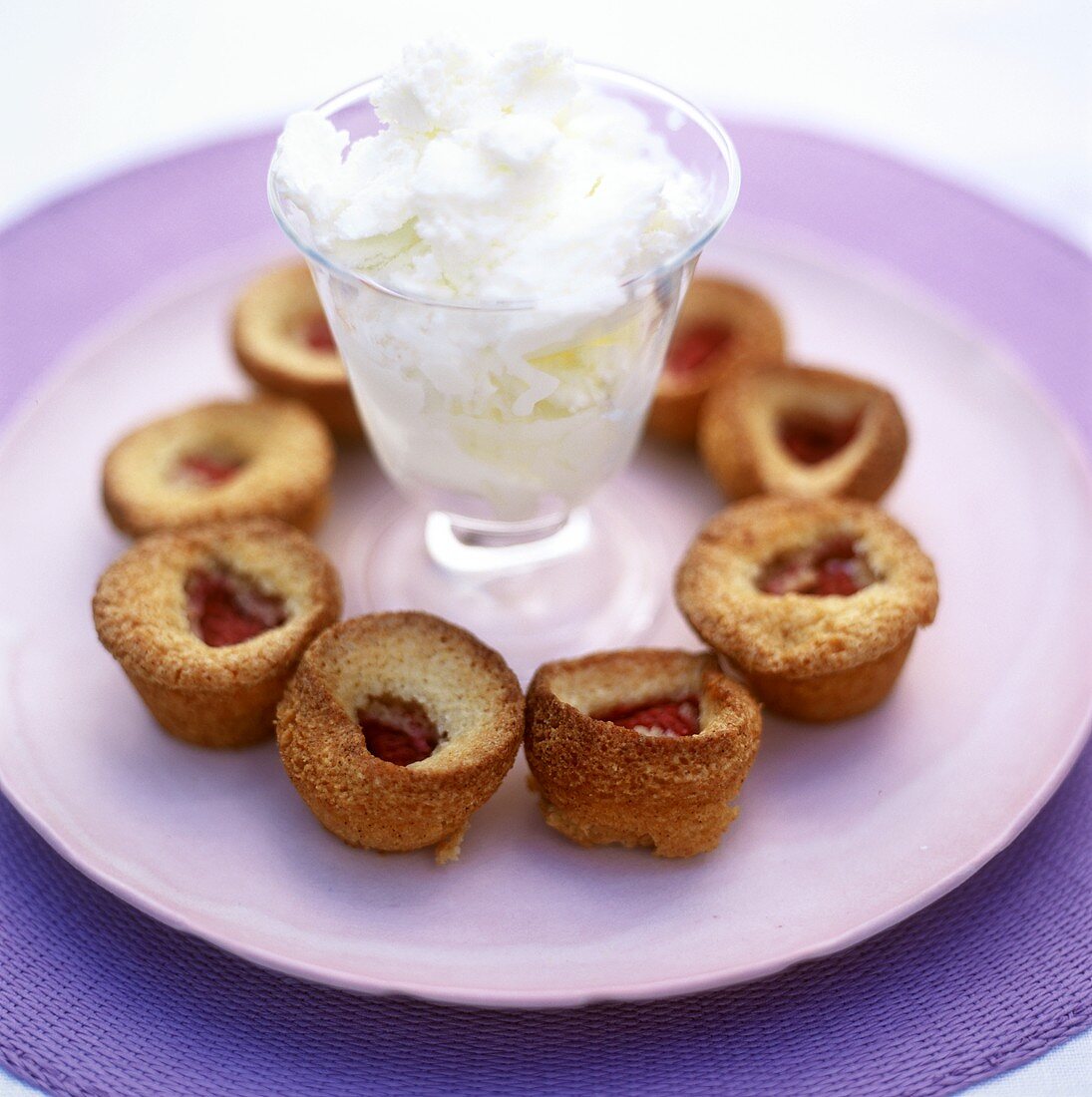 Himbeer-Mini-Muffins und ein Eisbecher