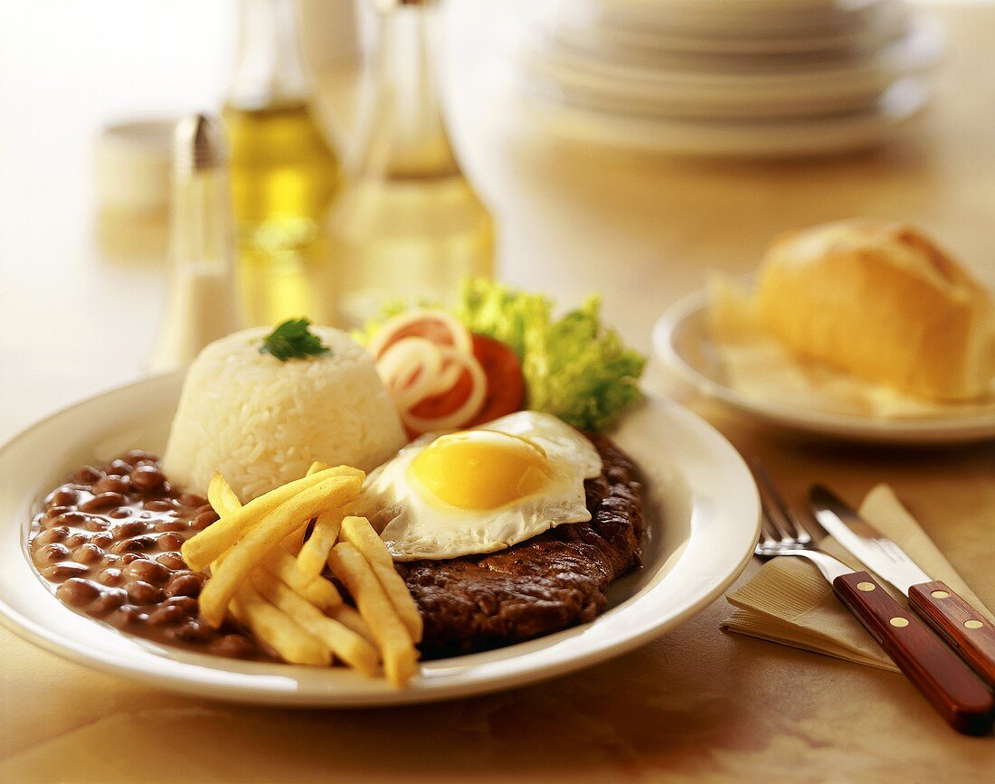 Bife, arroz e feijao (steak, rice and beans, Brazil)