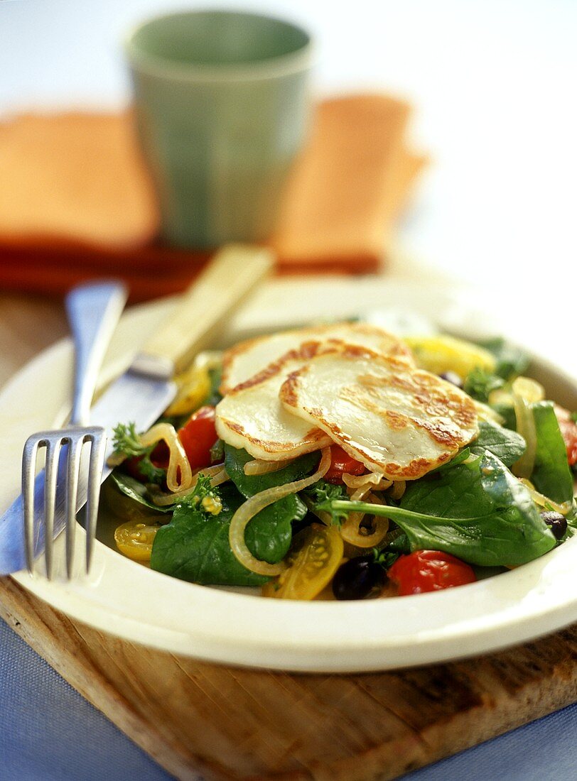 Spinach and tomato salad with grilled Halloumi cheese