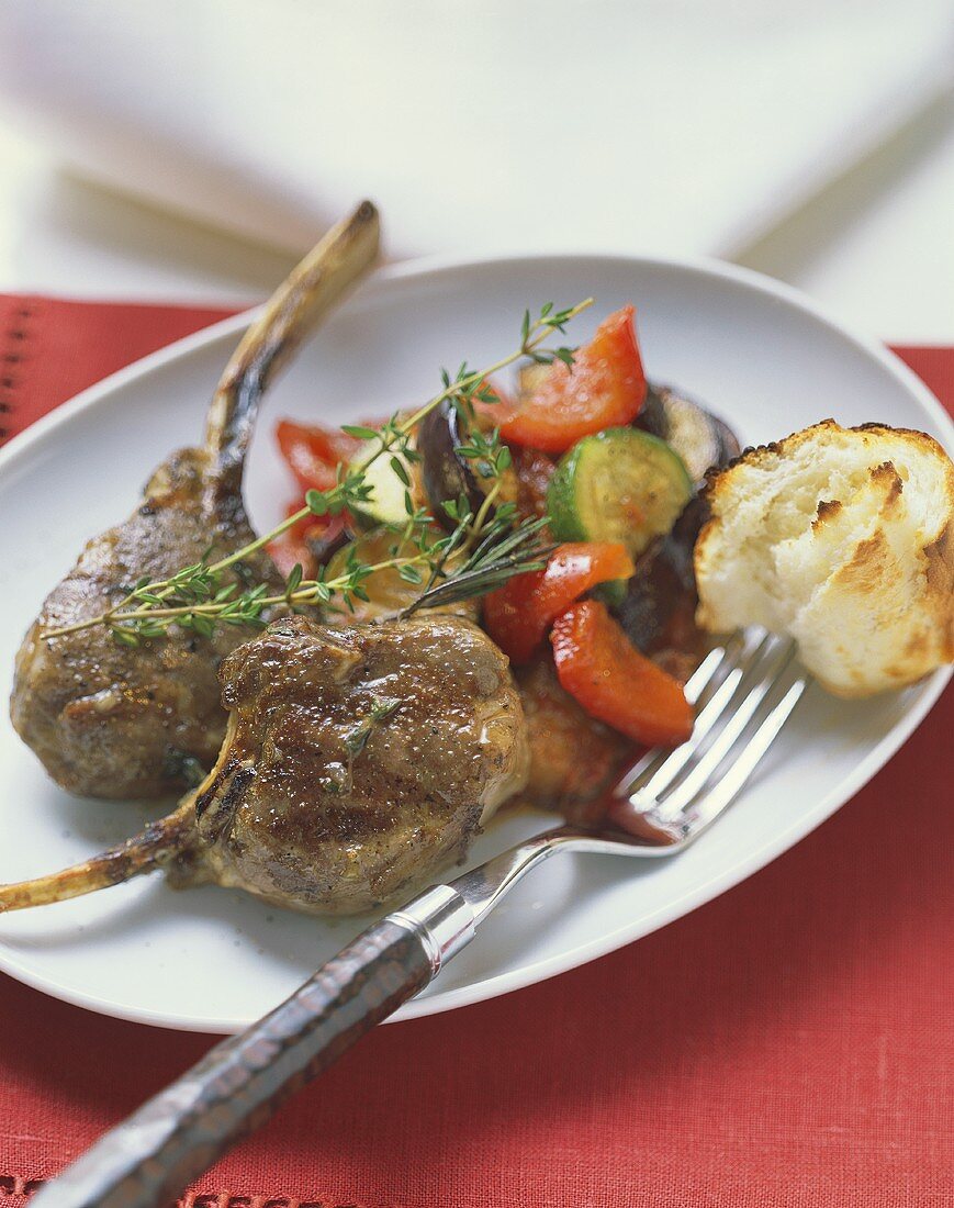 Zwei Lammchops mit Kräutern und mediterranem Gemüse