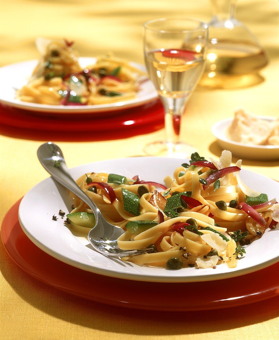 Tagliatelle mit Zucchini, Kapern und roten Zwiebeln