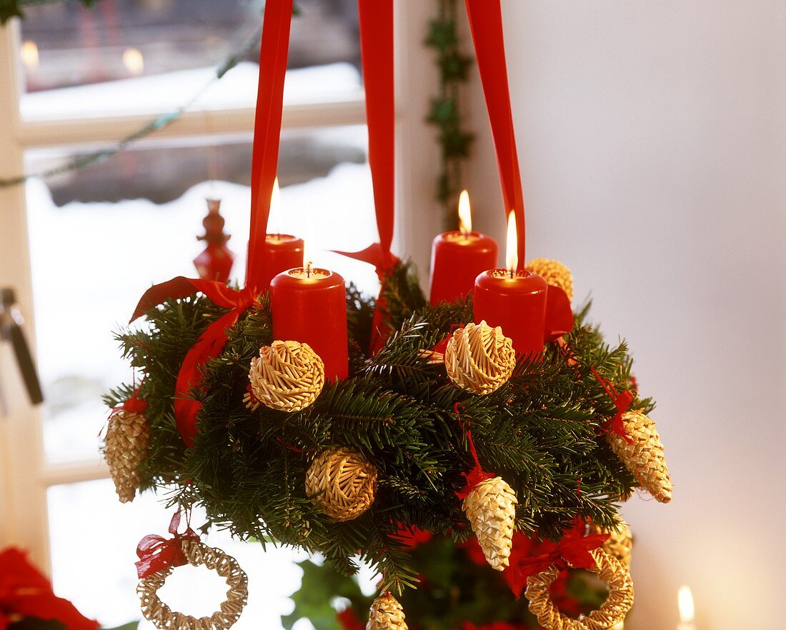 Hängender Adventskranz mit roten Kerzen