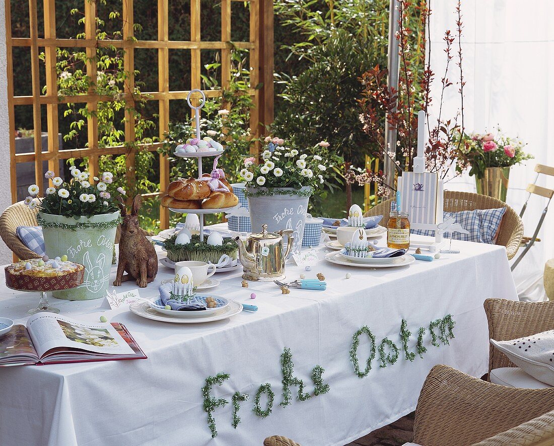 Gedeckter Osterfrühstückstisch auf der Terrasse