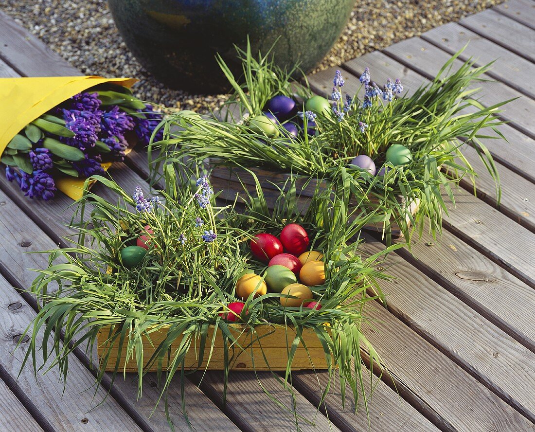 Gras mit Ostereiern in Steigen